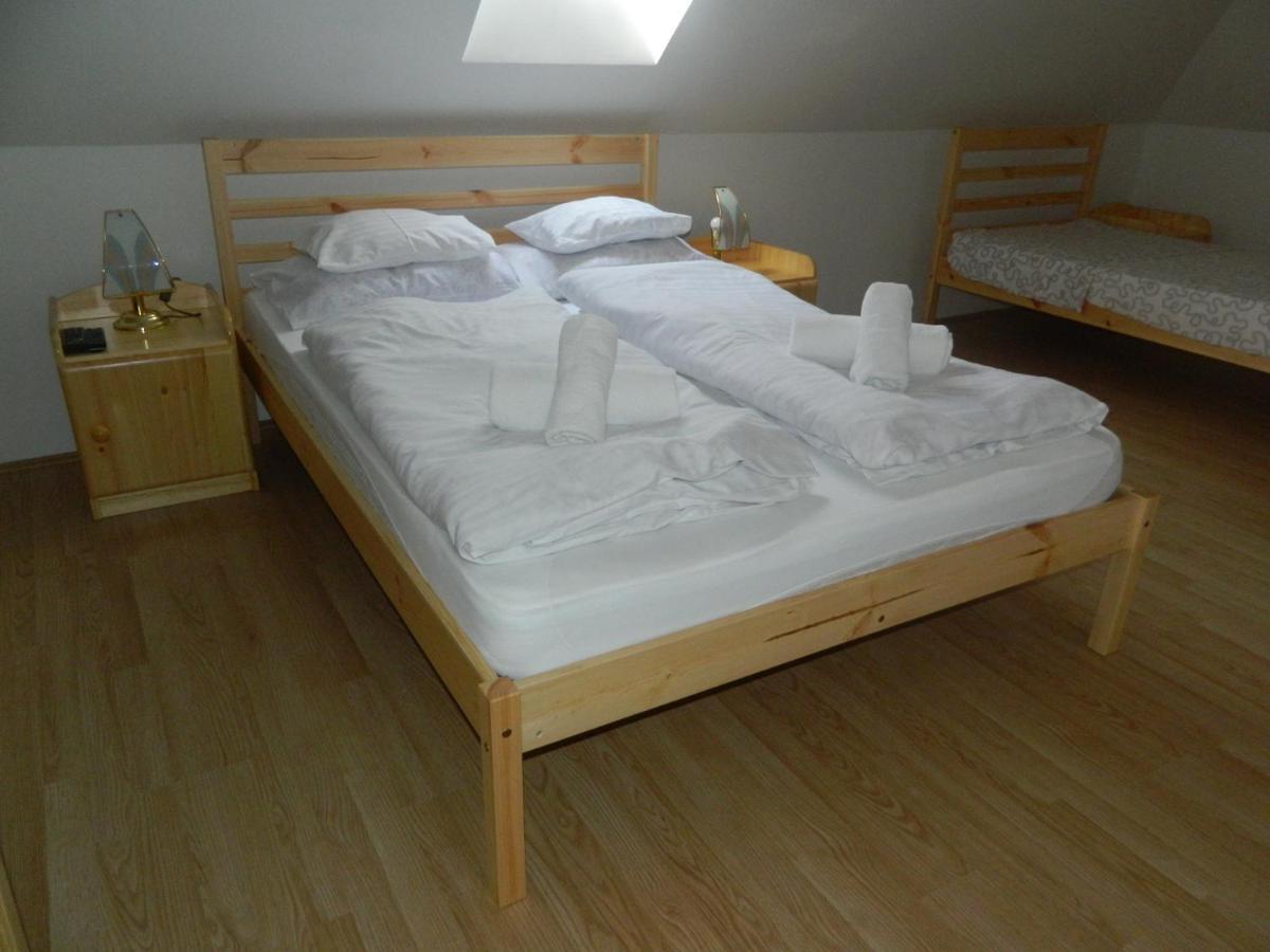 Familia-Pelso Apartmanhaz Zamardi Luaran gambar
