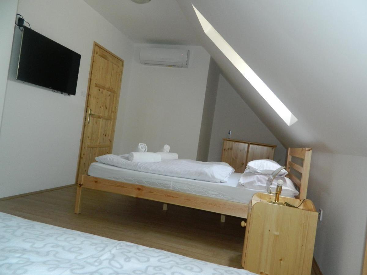 Familia-Pelso Apartmanhaz Zamardi Luaran gambar